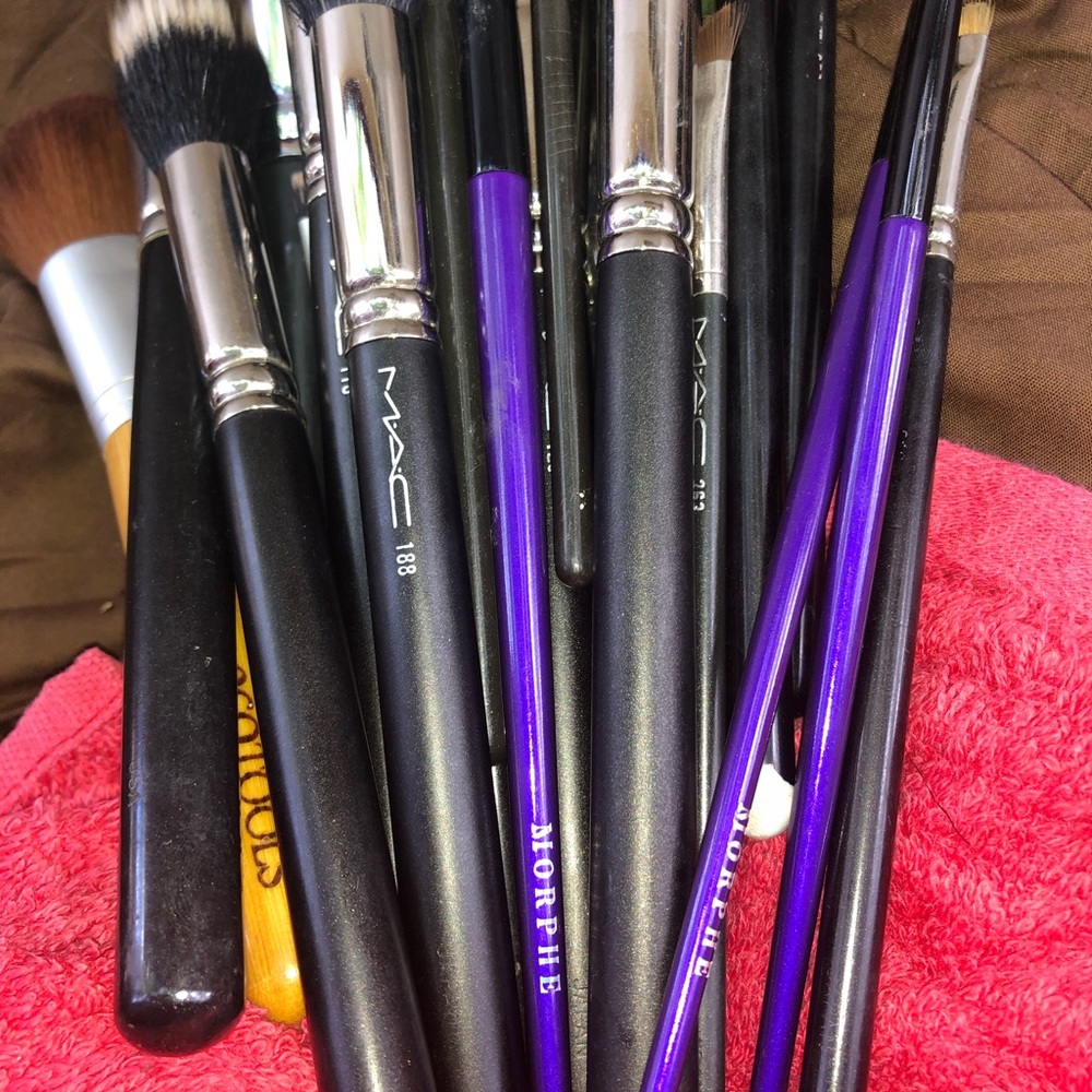 Everything must go $14 each auth mac brushes - Picture 4 of 10